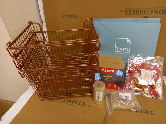 BOX OF ASSORTED ITEMS TO INCLUDE MDESIGN SET OF 3 WIRE BASKETS, 4X CANDEREL PACK OF 5 CHOC BAR (BBE 01/2022), 2X TOARTI ANIMAL WALL STICKERS, CHRISTMAS/NEW YEAR DECORATIONS, ETC   