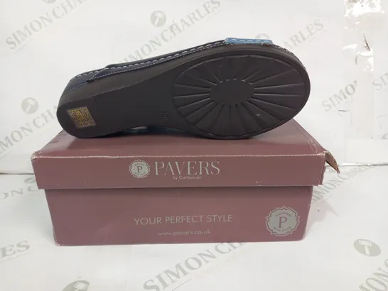 BOXED PAIR OF PAVERS OPEN TOE CROSS OVER WEDGE SANDALS IN NAVY BLUE EU SIZE 40