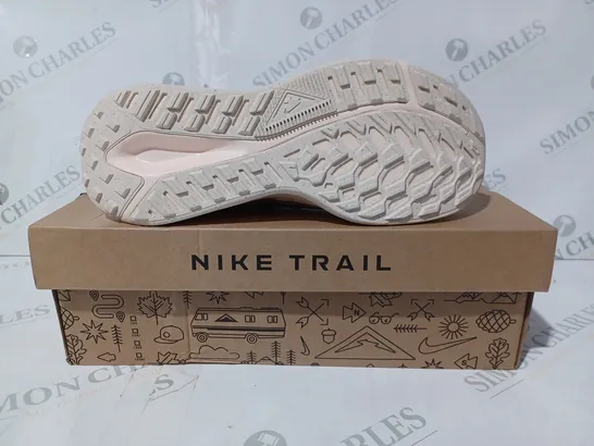 BOXED PAIR OF NIKE JUNIPER TRAIL 2 SHOES IN TEAL UK SIZE 5