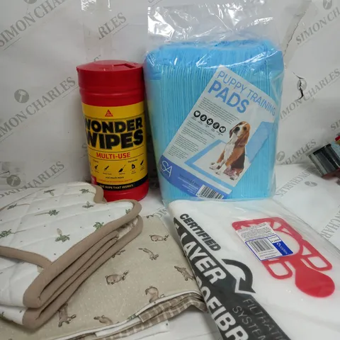 BOX OF APPROXIMATELY 10 ITEMS TO INCLUDE WONDER WIPES, PUPPY PADS, OVEN GLOVES ETC