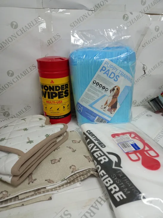 BOX OF APPROXIMATELY 10 ITEMS TO INCLUDE WONDER WIPES, PUPPY PADS, OVEN GLOVES ETC