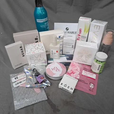 APPROXIMATELY 20 ASSORTED COSMETIC PRODUCTS TO INCLUDE REHAB. SHAMPOO & CONDITIONER SHEETS, EVELOM CLEANSER, COSRX HYALURONIC ACID SERUM, ROEN DISCO EYE ETC