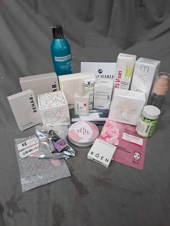 APPROXIMATELY 20 ASSORTED COSMETIC PRODUCTS TO INCLUDE REHAB. SHAMPOO & CONDITIONER SHEETS, EVELOM CLEANSER, COSRX HYALURONIC ACID SERUM, ROEN DISCO EYE ETC