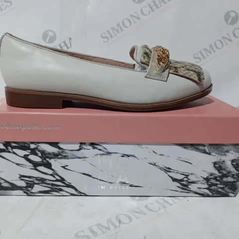 BOXED PAIR OF MODA IN PELLE WENDELL WIDE LOAFERS IN OFF WHITE SIZE 3