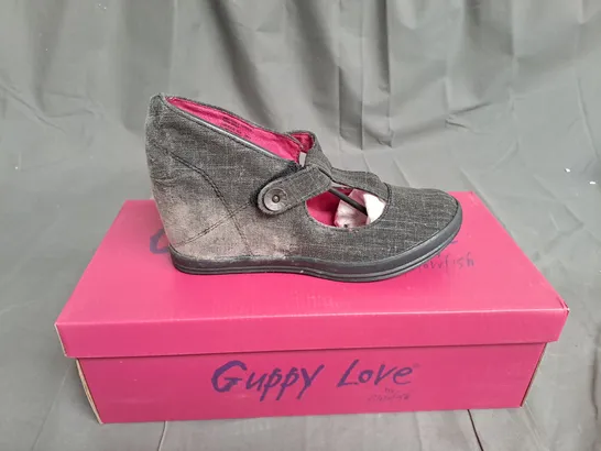 BOX OF APPROXIMATELY 10 PAIRS OF BLACK GUPPY LOVE WEDGE SHOES IN VARIOUS SIZES 