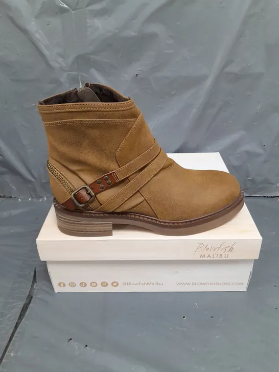 BOXED PAIR OF BLOWFISH MALIBU VEGAN NUBUCK BOOTS IN RUST SIZE 7