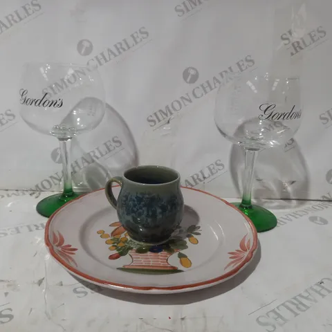 APPROXIMATELY 15 ASSORTED KITCHEN AND BAR ITEMS TO INCLUDE GLASSES, TEACUPS, AND DISHES IN VARIOUS STYLES - COLLECTION ONLY