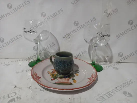 APPROXIMATELY 15 ASSORTED KITCHEN AND BAR ITEMS TO INCLUDE GLASSES, TEACUPS, AND DISHES IN VARIOUS STYLES - COLLECTION ONLY