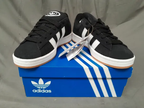 BOXED PAIR OF ADIDAS CAMPUS 00S J SHOES IN BLACK/WHITE UK SIZE 5