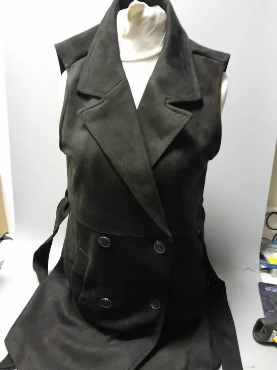 WYNNE COLLECTION SLEEVELESS BELTED JACKET IN BLACK SIZE M 