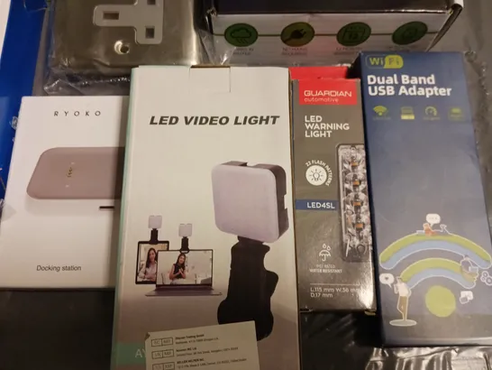 LOT OF 15 ASSORTED TECH ITEMS TO INCLUDE SQUARE DECKING LIGHT, LED VIDEO LIGHT AND WIFI CAMERA