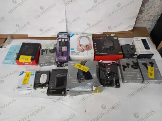 LOT OF APPROXIMATELY 10 ASSORTED ELECTRICAL ITEMS TO INCLUDE MIXX LIGHTNING TO USB, JUICEDISCO MICROPHONE, AND ASDA POWER BANK ETC. 