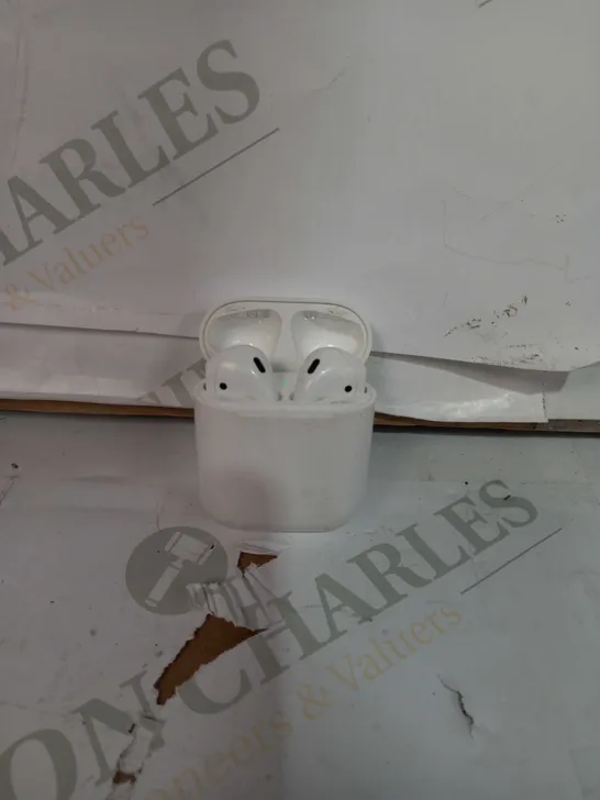 APPLE AIRPODS WITH CHARGING CASE AND LIGHTNING CABLE