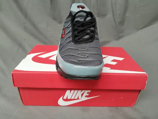 BOXED PAIR OF NIKE AIR MAX PLUS SHOES IN GREY/BLACK/RED UK SIZE UK SIZE 9