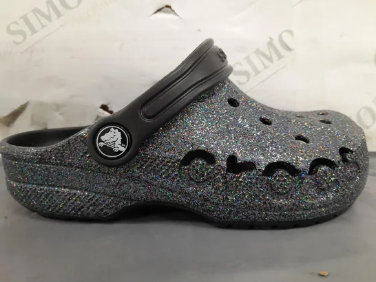 PAIR OF CROCS BAYA GLITTER KIDS CLOGS UK SIZE J1