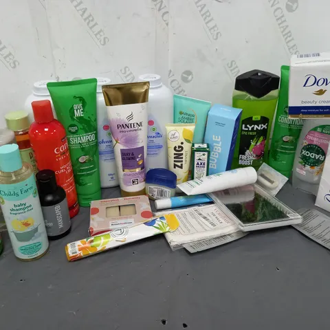 APPROXIMATELY 20 ASSORTED COSMETICS ITEMS TO INCLUDE THE BREATH CO FRESH BREATH ORAL RINSE (500ml), PANTENE CONDITIONER (275ml), DOVE SOAP BARS, ETC