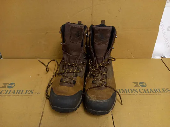 PAIR OF SEELAND HAWKER LOW BOOT - SIZE 10.5