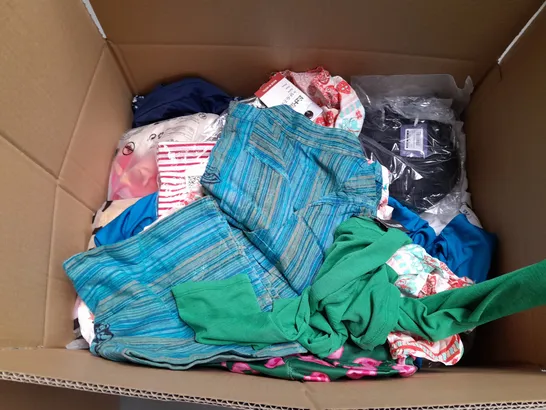 BOX OF APPROXIMATELY 25 ASSORTED CLOTHING ITEMS TO INCLUDE - T-SHIRT , JUMPER , TROUSERS ETC