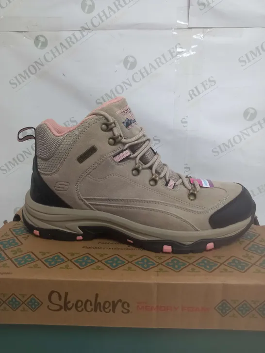 SKETCHERS WATERPROOF BOOT SIZE 8