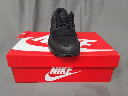 BOXED PAIR OF NIKE AIR MAX 90 SHOES IN BLACK UK SIZE 8