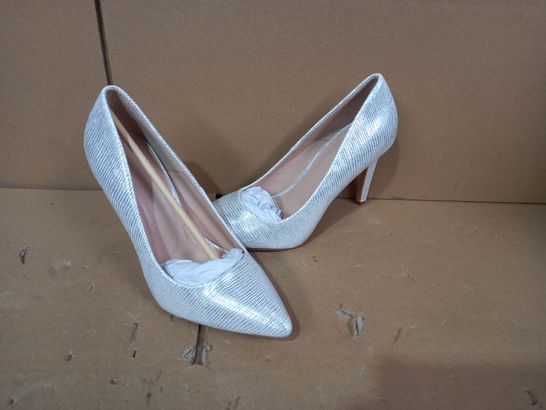 BOXED PAIR OF DESIGNER WOMENS HEELS EU SIZE 41