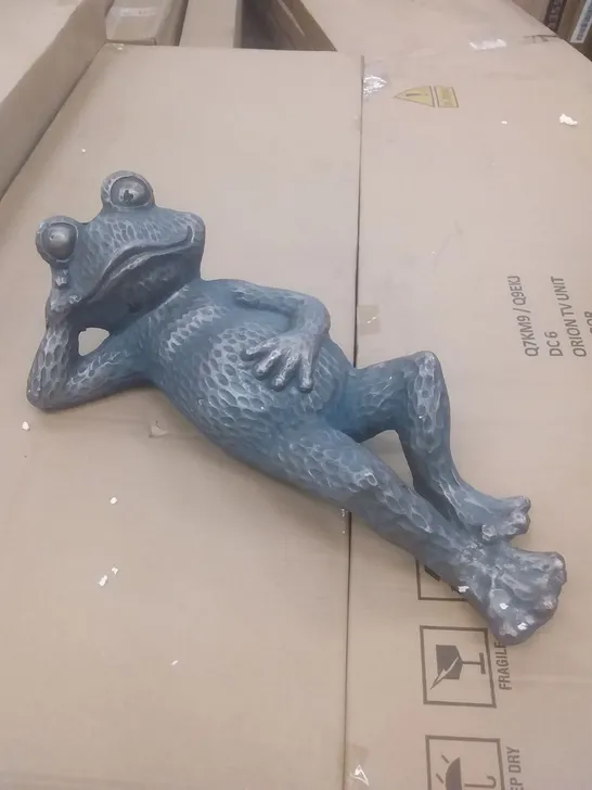 BOXED GARDEN LOUNGING FROG