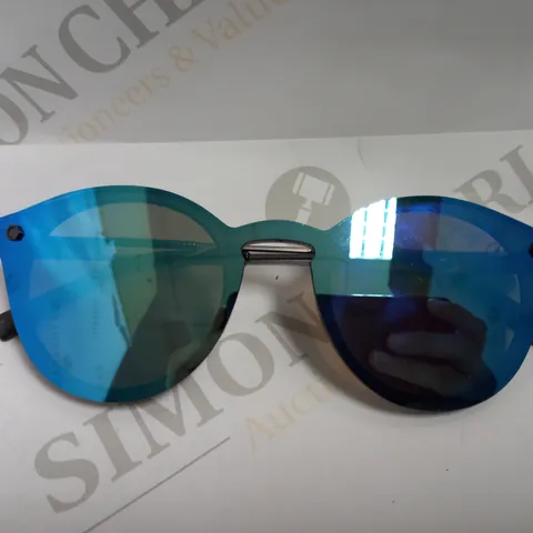 CHILLIBEANS BLUE/BLACK SUNGLASSES