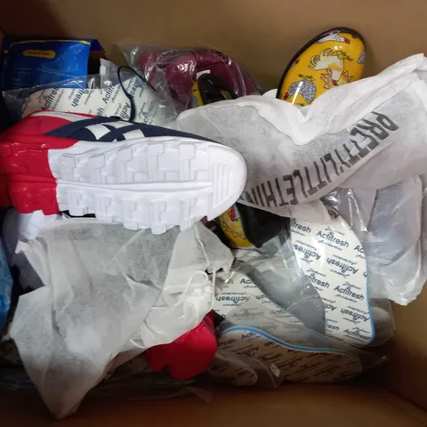 BOX OF APPROXIMATELY 15 ASSORTED PAIRS OF SHOES AND FOOTWEAR ITEMS IN VARIOUS STYLES AND SIZES TO INCLUDE ROAMERS, UNDO, GUESS, ETC