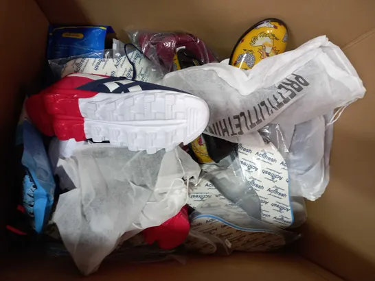 BOX OF APPROXIMATELY 15 ASSORTED PAIRS OF SHOES AND FOOTWEAR ITEMS IN VARIOUS STYLES AND SIZES TO INCLUDE ROAMERS, UNDO, GUESS, ETC