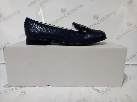 BOXED PAIR OF MODA IN PELLE WAYLEN LOAFERS IN NAVY SIZE 5