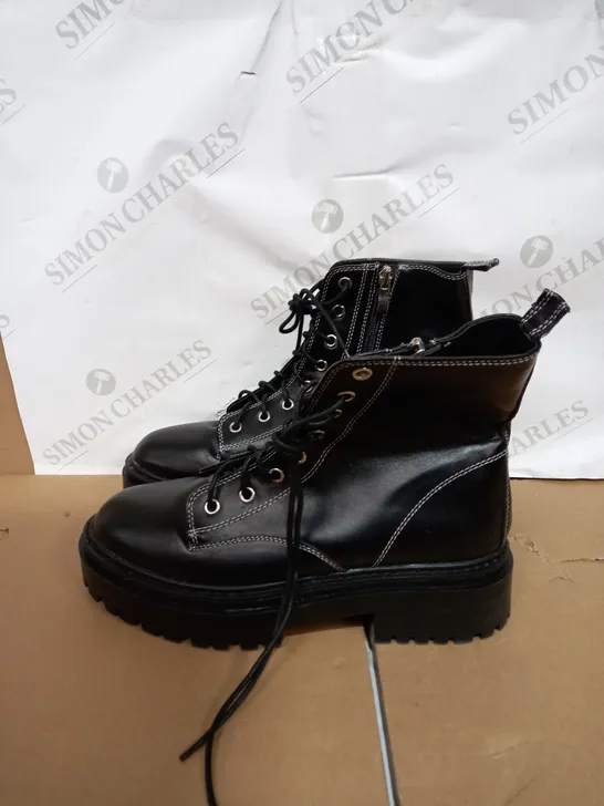 BOXED PAIR OF FAUX LEATHER ZIP AND LACE UP BOOTS SIZE 6