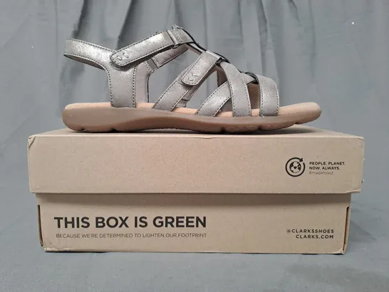 BOXED PAIR OF CLARKS ELIZABELLE SKY OPEN-TOE SANDALS IN METALLIC PEWTER UK SIZE 5.5