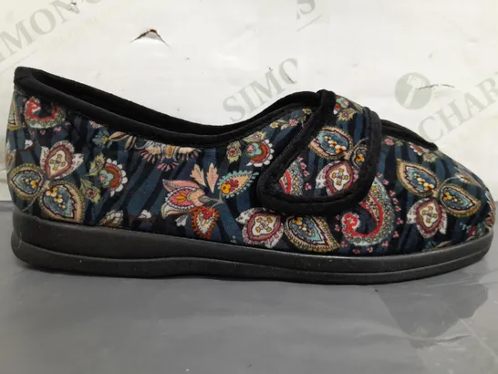 BOXED PAIR OF COSYFEET SLIPPERS IN MIDNIGHT PAISLEY UK SIZE 5