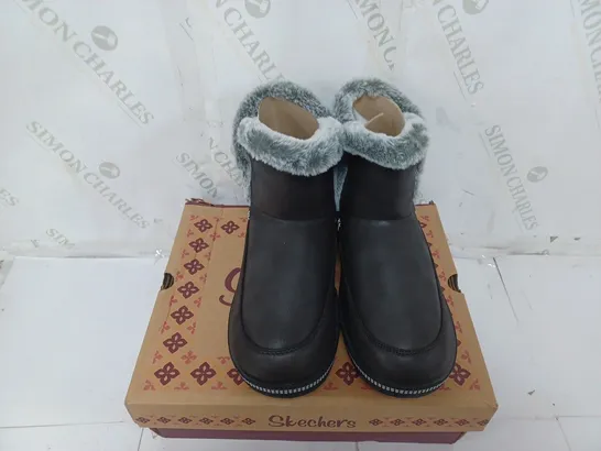 BOXED PAIR OF SKECHERS COZY CAMPFIRE SLIPPER BOOTS IN BLACK SIZE 8