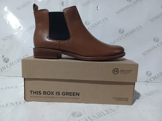 BOXED PAIR OF CLARKS TAYLOR SHINE SHOES IN TAN UK SIZE 6