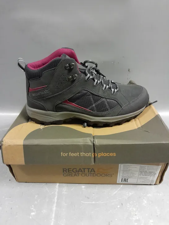 BOXED PAIR OF REGATTA WOMENS CLYDEBANK WATERPROOF WALKING SHOES - 6