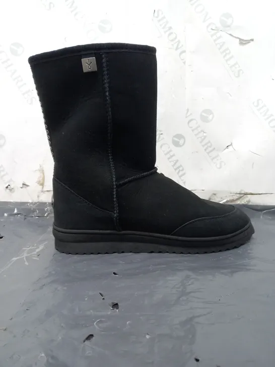 BOXED PAIR OF EMU AUSTRALIA ANKLE BOOTS IN BLACK SIZE 7