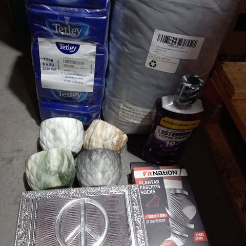 PALLET OF ASSORTED PRODUCTS TO INCLUDE; COLOURED FLOWER POTS, GREY WEIGHTED BLANKET, LISTERINE TOTAL CARE MOUTH WASH, ETC