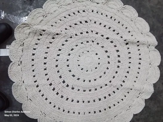 NATTIOT HANDMADE WHITE ROUND RUG SIZE 120CM