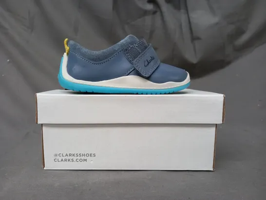 BOXED PAIR OF CLARKS ROLLER FUN INFANT SHOES IN STEEL BLUE UK SIZE 5