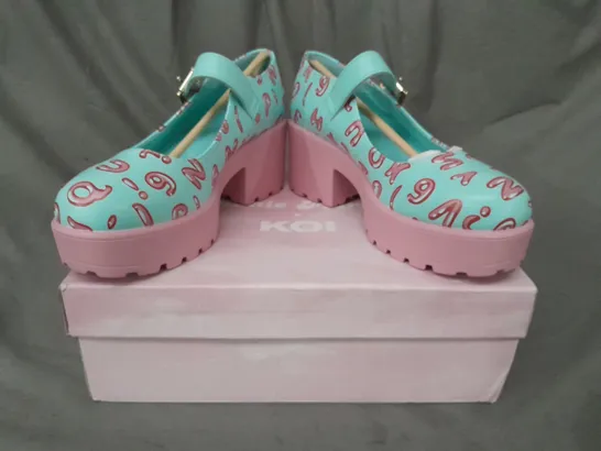 BOXED PAIR OF MELANIE MARTINEZ X KOI PLATFORM BLOCK HEEL SHOES IN CYAN/PINK SIZE 6