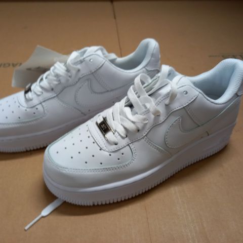 PAIR OF NIKE AIR FORCE 1 IN WHITE