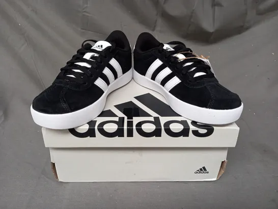 BOXED PAIR OF ADIDAS KIDS SHOES IN BLACK/WHITE UK SIZE 12