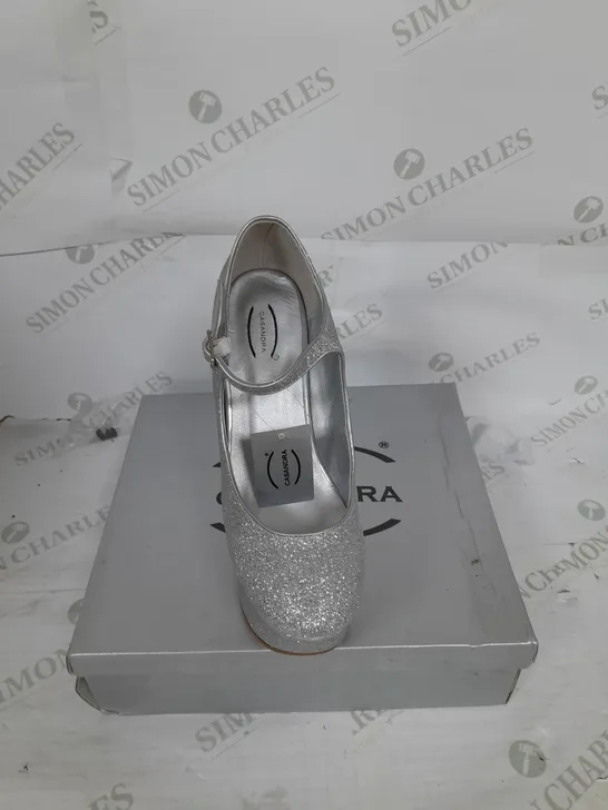 BOXED PAIR OF CASANDRA PLATFORM STRAP SHOE IN SILVER GLITTER SIZE 5