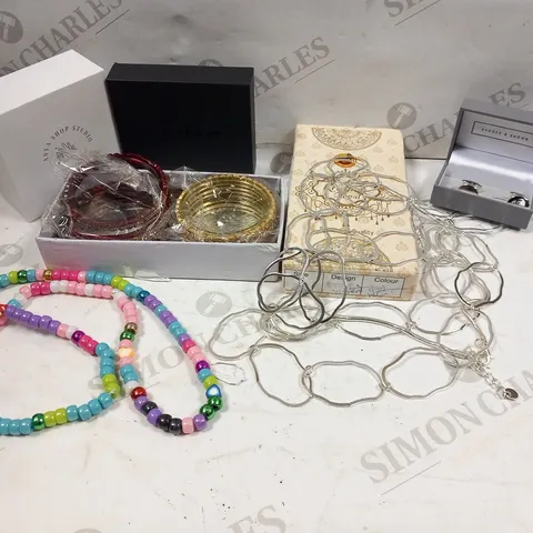 LARGE QUANTITY OF ASSORTED JEWELLERY AND ACCESSORIES