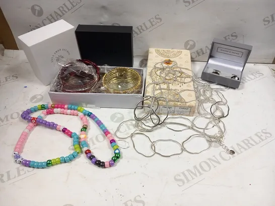 LARGE QUANTITY OF ASSORTED JEWELLERY AND ACCESSORIES