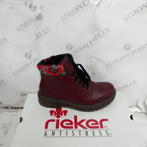 BOXED PAIR OF RIEKER RED INTEREST COLOUR BOOT SIZE 6 