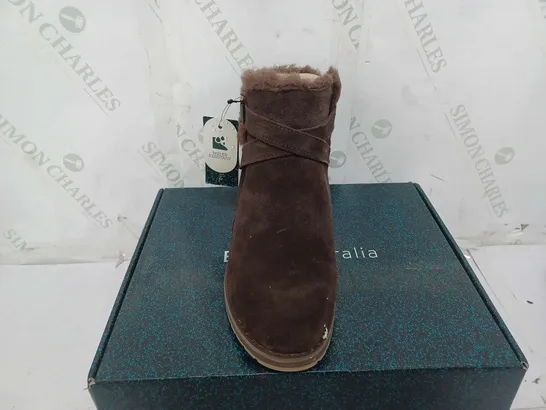 BOXED PAIR OF EMU AUSTRAILA MERAK SUEDE BOOTS IN ESPRESSO - SIZE UK 6