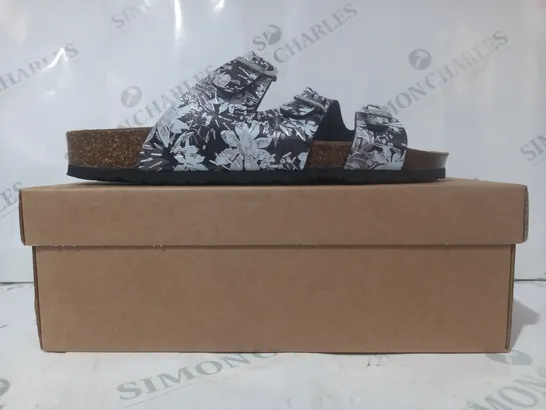 BOXED PAIR OF BONOVA OPEN TOE SANDALS IN BLACK/WHITE FLORAL DESIGN SIZE 7