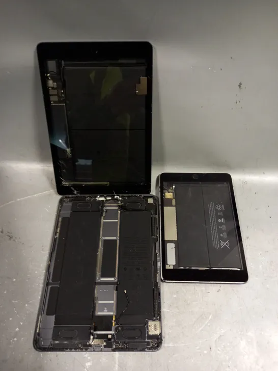 APPROXIMATELY 25 DAMAGED IPAD UNITS IN VARIOUS MODELS 